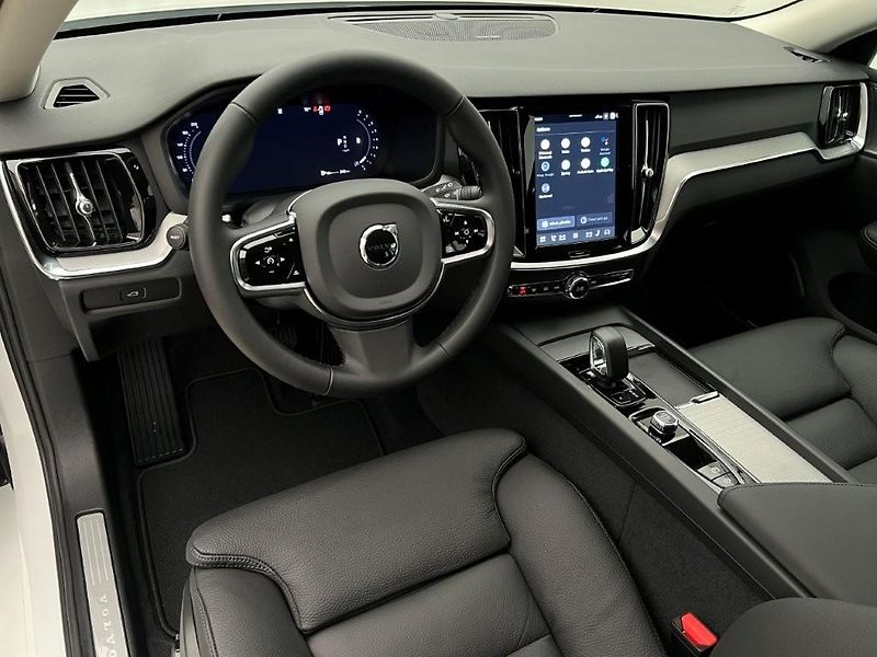 Volvo V60 (2026) B4 PLUS DARK AUT - fotka 4 z 44