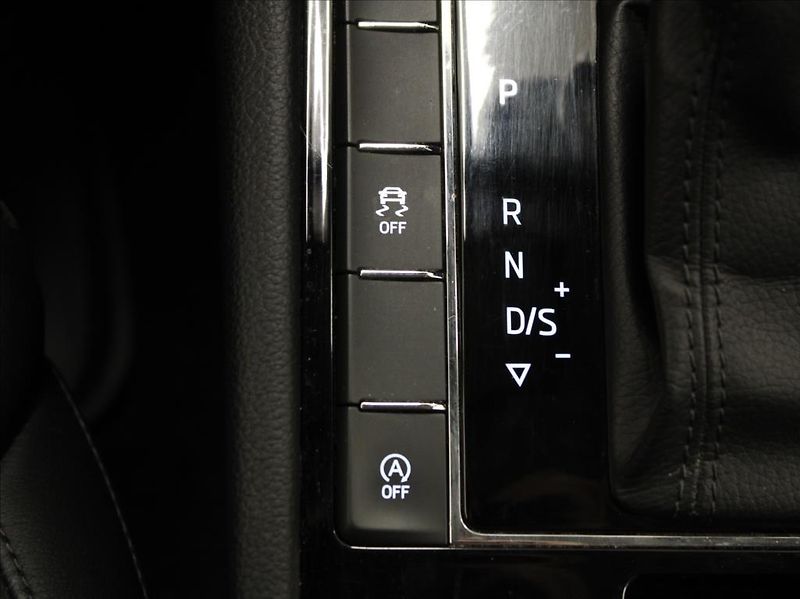 Škoda Superb 2,0 TDi 140kW 4x4 Style Plus - fotka 25 z 31