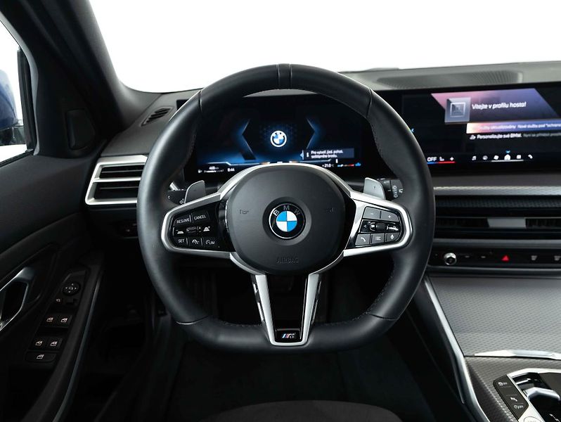 BMW Řada 3 330i xDrive Touring - fotka 12 z 22