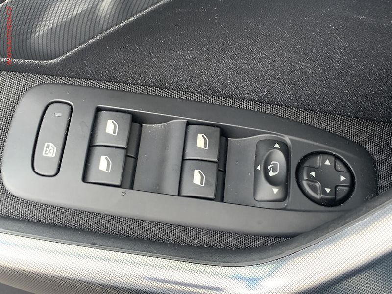 Peugeot 2008 (2016) 1.6 HDi, 1.maj,ČR, Allure - fotka 17 z 18