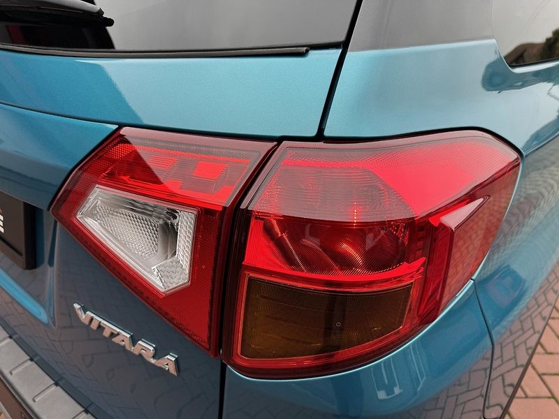 Suzuki Vitara (2015) 1.6i VVT LED Navi Pano Kamera - fotka 39 z 49
