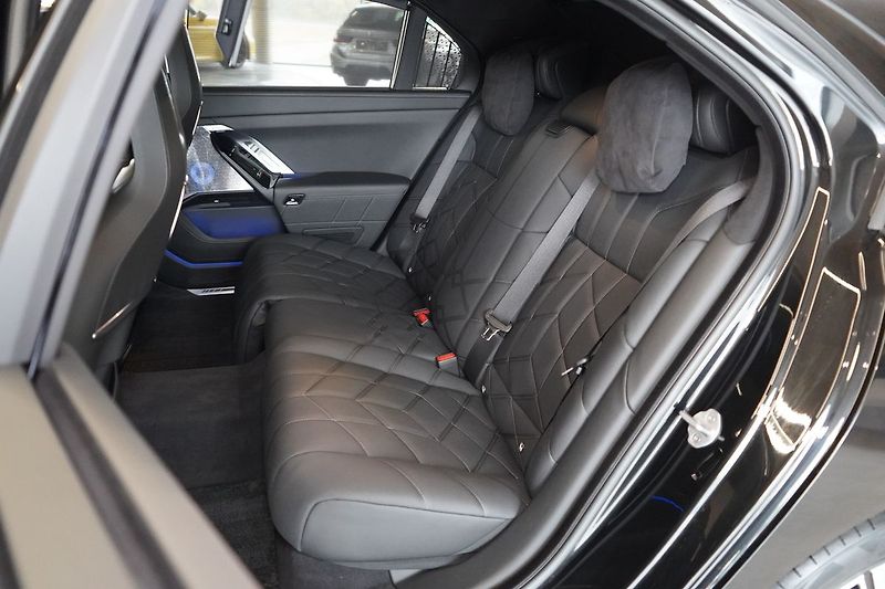 BMW Řada 7 750e xDrive,Televize,EL. dveře - fotka 45 z 50