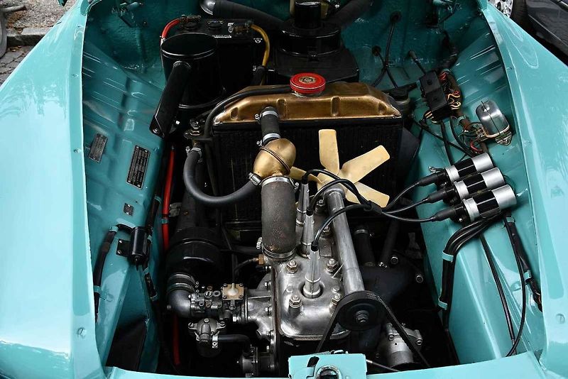 Na tradiční Lidický okruh dorazily desítky historických automobilů a motocyklů, které obdivovali návštěvníci z Kladna i širokého okolí.