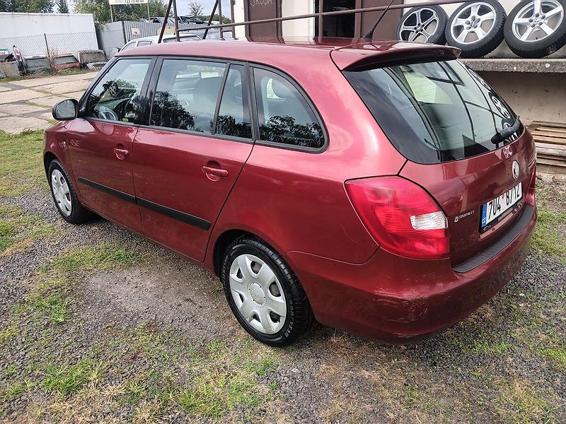 Škoda Fabia 1.4 16V Ambiente Combi - fotka 3 z 24