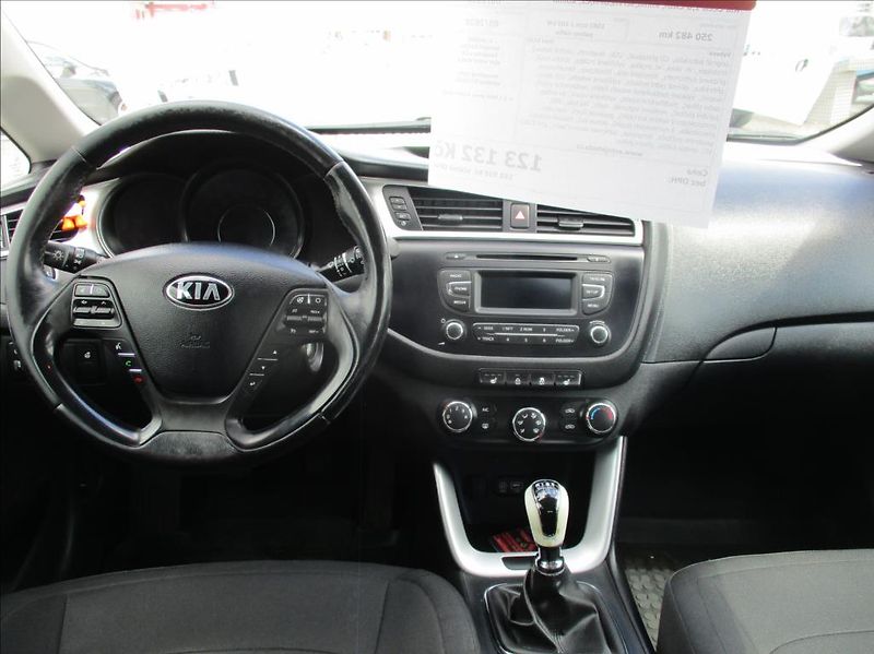 Kia Ceed 1,6 CRDi, klima,servis,DPH,CZ, - fotka 17 z 40