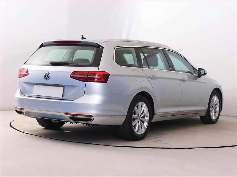 Volkswagen Passat (2017) 2.0 TDI, Kůže, Navi, Tempomat - fotka 5 z 24