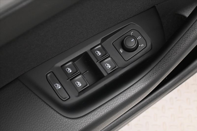 Volkswagen Passat 2,0 TDI 110KW DSG BUSINESS Zár - fotka 26 z 31