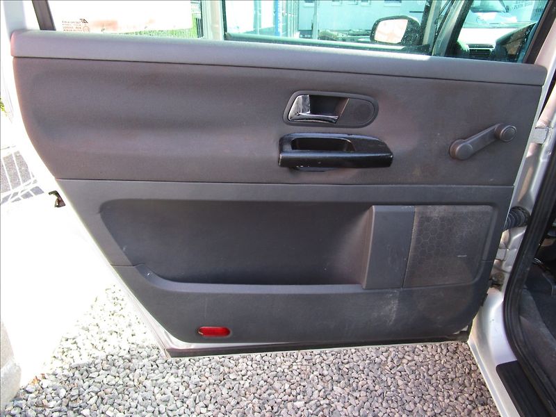 Volkswagen Sharan 1.9TDi aut. klima, 7 míst - fotka 28 z 43