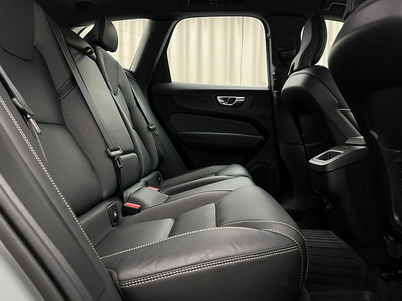 Volvo XC60 B4 AWD DARK PLUS CZ 1. maj. - fotka 22 z 45