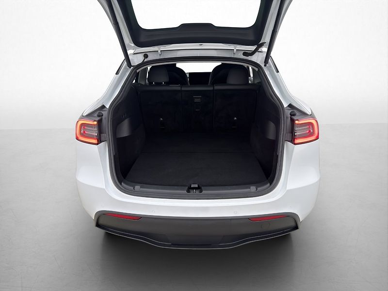 Tesla Model Y Long Range AWD - fotka 27 z 29