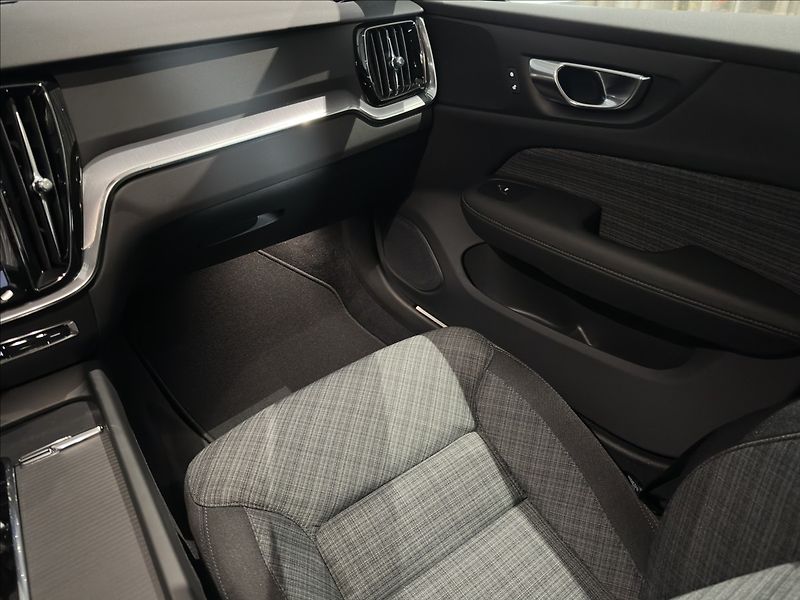 Volvo V60 (2026) 2,0 B4  Core - fotka 31 z 38