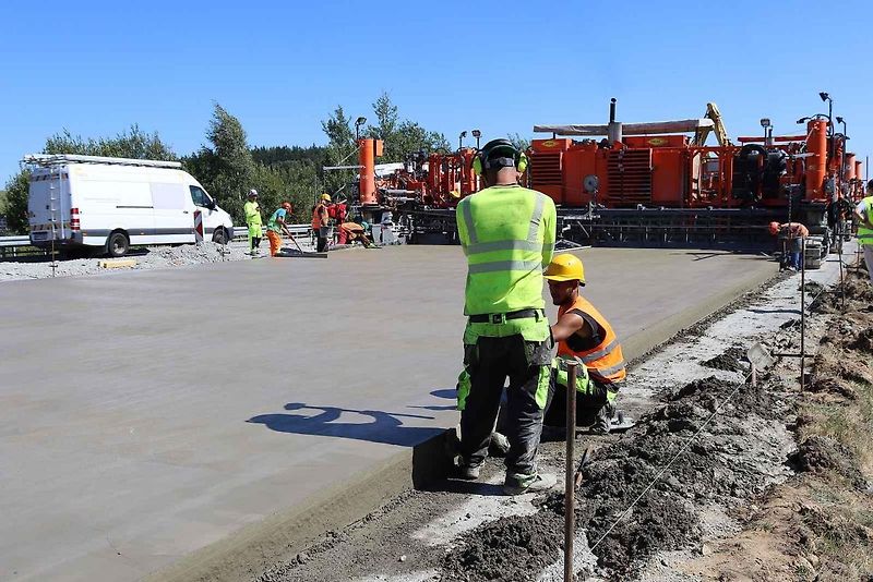 Poslední letošní opravovaný úsek dálnice D5 dostává nový cemento-betonový povrch.