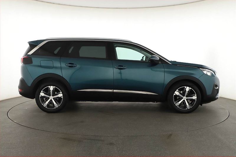 Peugeot 5008 (2018) Allure 1.6 BlueHDi, 7 míst - fotka 6 z 19
