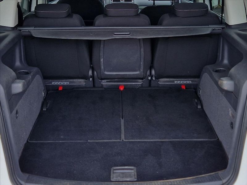 Volkswagen Touran 2,0 TDI 7MÍST VÝHŘEV KLIMA - fotka 10 z 26