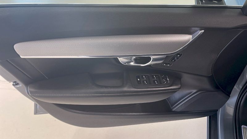 Volvo V90 (2018) Kombi Inscription 2.0 TDI 110k - fotka 16 z 38