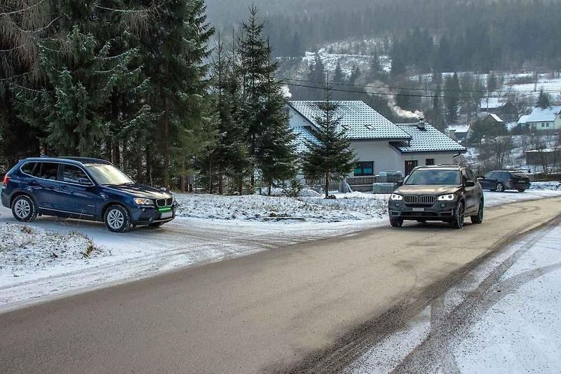 Přední brzdové světlo upozorňuje třeba chodce, že auto brzdí.