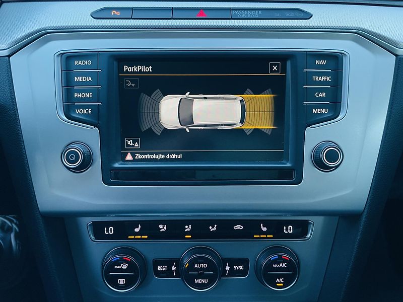 Volkswagen Passat 2.0TDI MANUÁL VÝHŘEV KAMERA - fotka 39 z 47