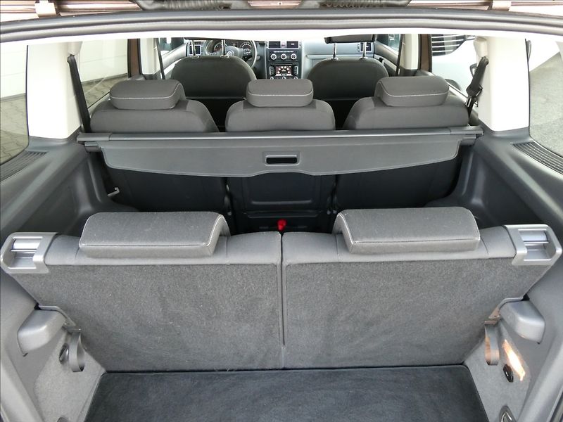 Volkswagen Touran 1,6 TDi 77kW CUP,7.míst,naviga - fotka 17 z 46