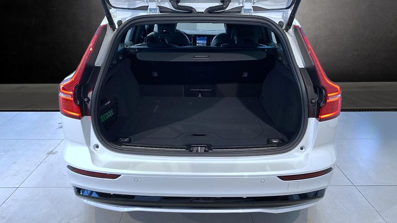 Volvo V60 (2026) PLUS DARK, B4, 145+10 kW / 197 - fotka 5 z 10