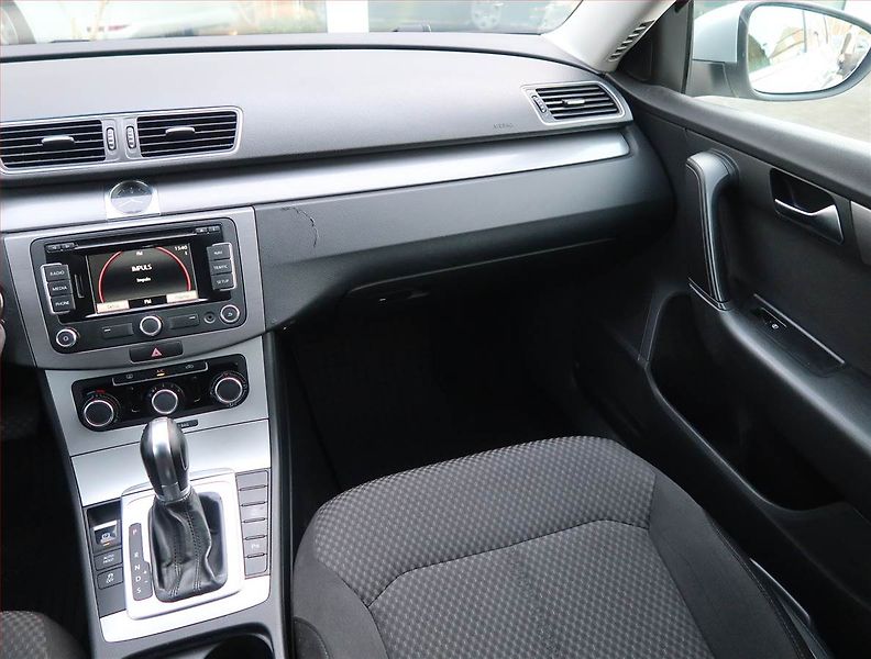 Volkswagen Passat (2012) 2.0 TDI, Automat, Navi - fotka 8 z 16