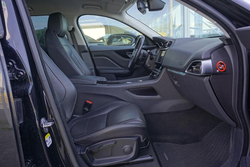 Jaguar F-Pace 2.0 25T 184kW - fotka 26 z 31