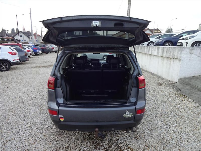 Peugeot 4007 2,2 HDI 115kW 4x4 - fotka 24 z 53