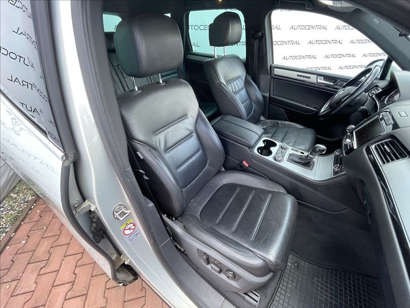 Volkswagen Touareg 3,0 TDi,V6,180kW,4x4,STK 5/28 - fotka 22 z 28