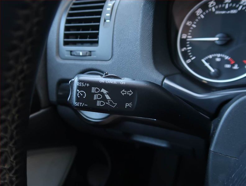Škoda Octavia (2009) Laurin&Klement 2.0 TDI, Xenony - fotka 16 z 25