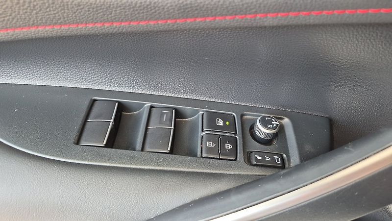 Toyota Corolla SD 1,8 HEV GR Sport - fotka 21 z 25
