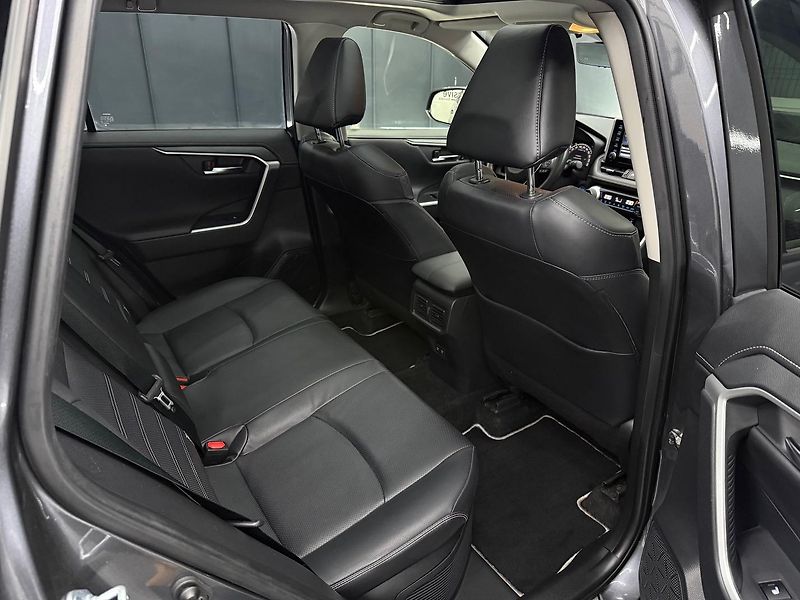 Toyota RAV4 (2021) 2.5 Hybrid e-CVT Executive FW - fotka 19 z 26