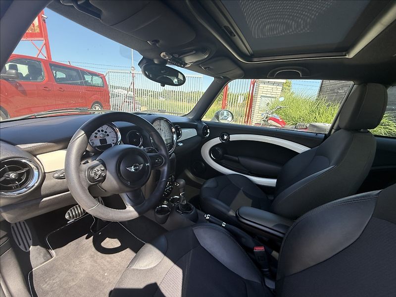 Mini Cooper 1,6 90kW PANORAMA,XENONY, A/T - fotka 10 z 22