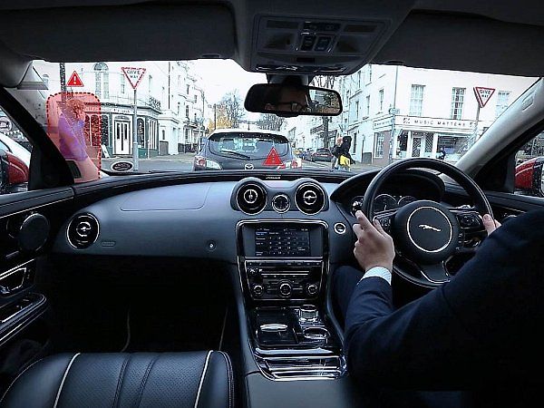 Automobilka Jaguar Land Rover vyvíjí technologii průhledných sloupků.