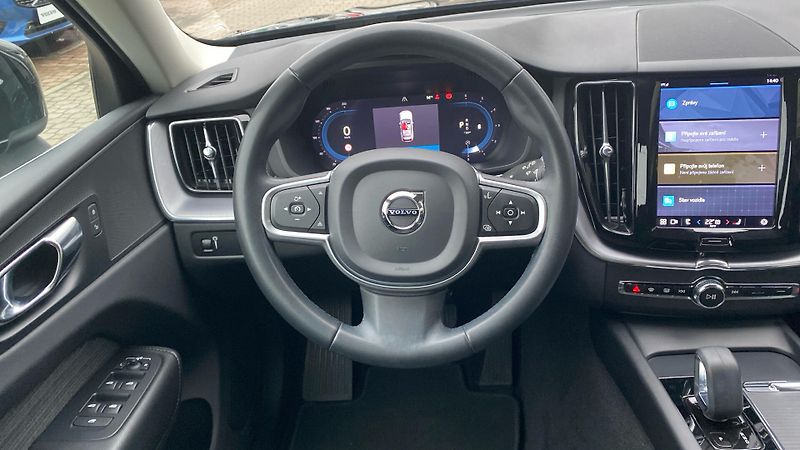 Volvo XC60 MOMENTUM PRO, B4 AWD, 145+10 k - fotka 12 z 24