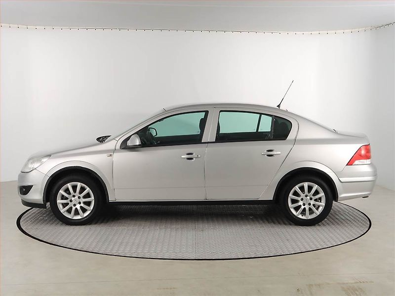 Opel Astra (2012) 1.6 16V, Tempomat - fotka 3 z 18