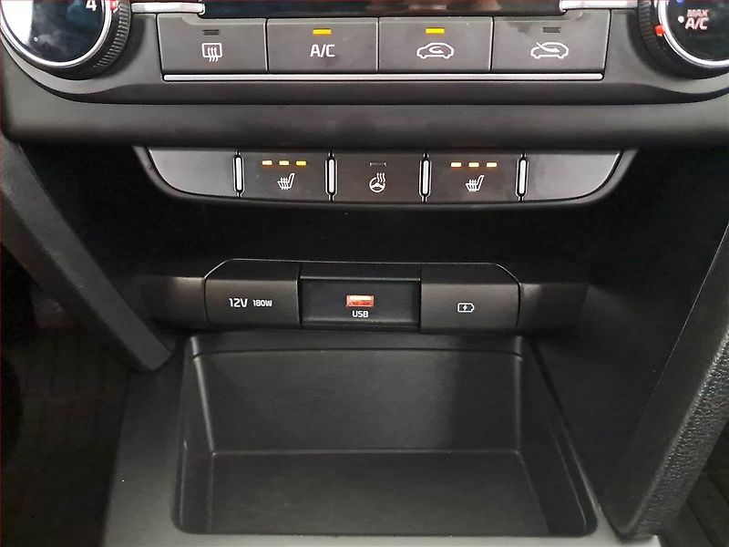 Kia Ceed (2022) 1.5 T-GDI, Serv.kniha - fotka 17 z 18