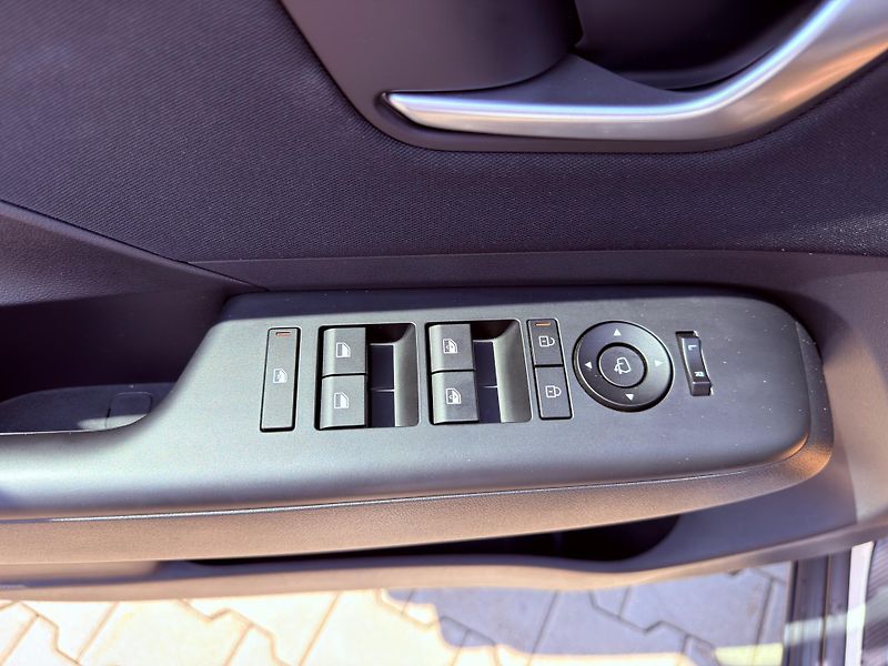 Hyundai Kona 1,6-110KW, REZERVACE - fotka 11 z 31