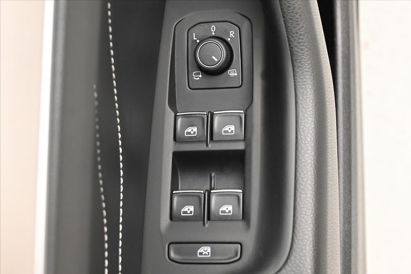 Volkswagen Passat 2,0 TDI 110 kW DSG Elegance Zá - fotka 26 z 33