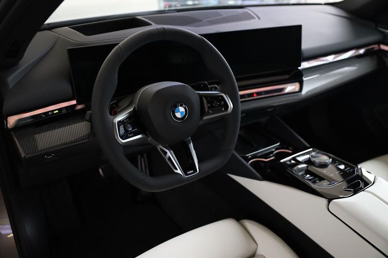 BMW Řada 5 540d xDrive Touring - fotka 2 z 18