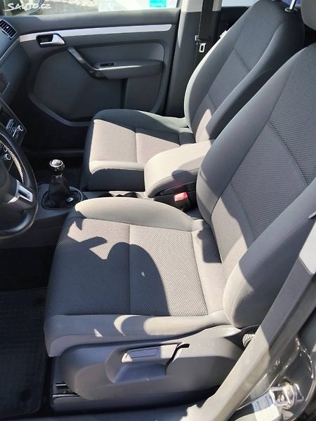 Volkswagen Touran (2011) - fotka 18 z 27