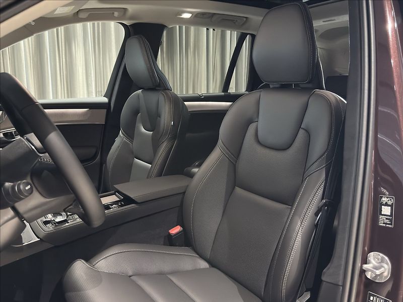 Volvo XC90 (2026) 2,0 T8  Ultra Dark - fotka 14 z 41