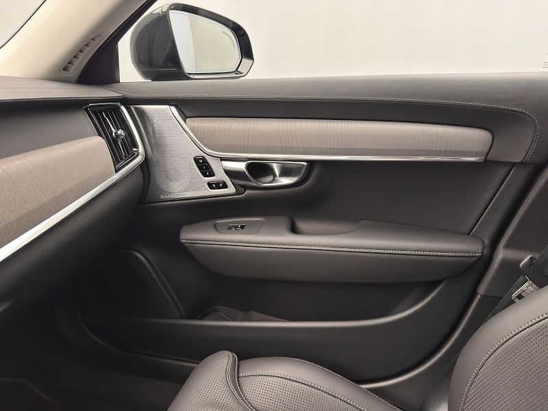 Volvo V90 T8 AWD RECHARGE ULTRA - fotka 32 z 53