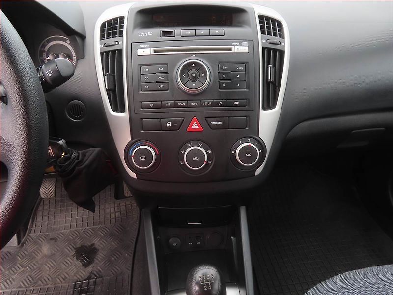 Kia Ceed (2010) 1.4 CVVT, Serv.kniha, Tempomat - fotka 12 z 16