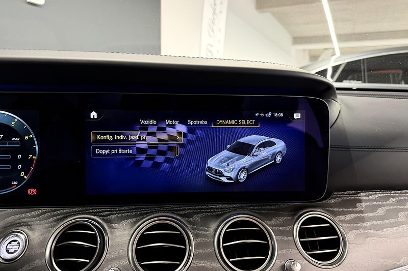 Mercedes-Benz Třídy E (2021) E 63s AMG 4Matic+ V8 Biturbo - fotka 87 z 124