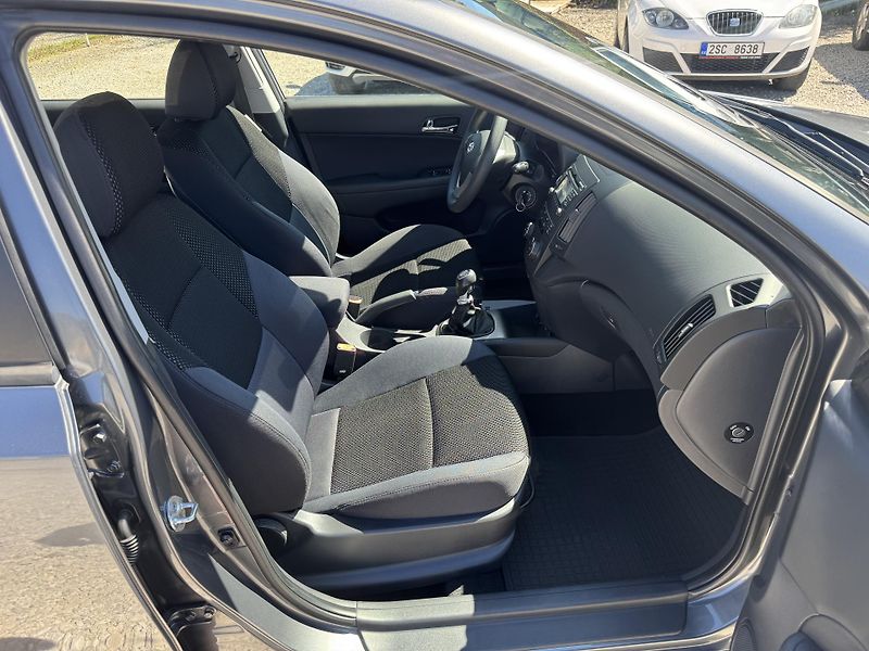 Hyundai i30 (2011) 1.4 CW,2 SADY KOL - fotka 24 z 31