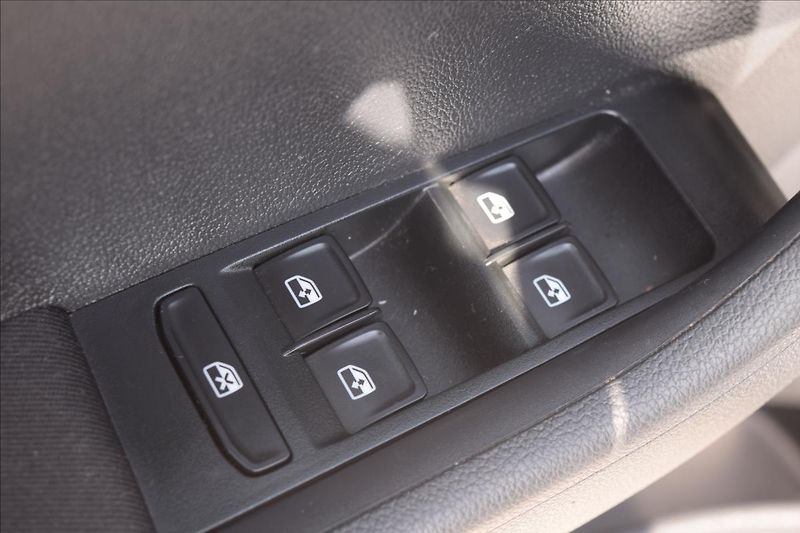 Škoda Fabia 1,2 TSI 66KW TOP VÝBAVA - fotka 32 z 49