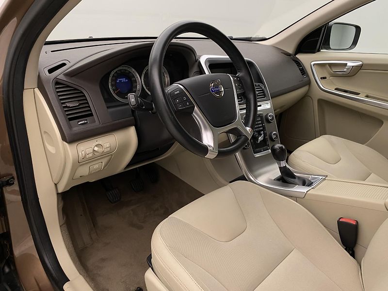 Volvo XC60 D4 AWD MOMENTUM CZ - fotka 4 z 45