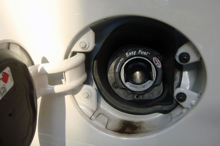 Upozornění u nádrže amerického vozu povolující E10 a zakazující směsi E20 až E85. / Zdroj: Mariordo, Mario Roberto Duran Ortiz / Wikimedia Commons, CC BY-SA 3.0.
