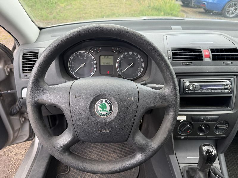 Škoda Octavia 1.6i - fotka 17 z 20