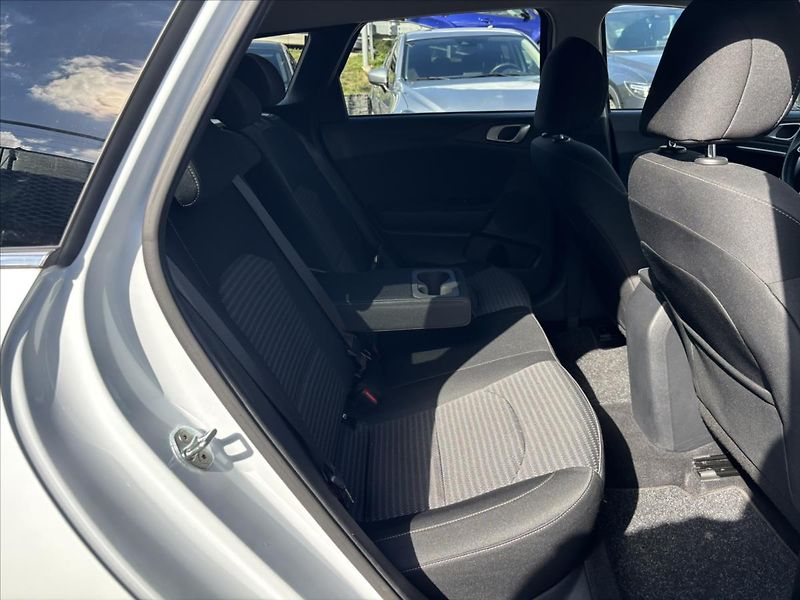 Kia Ceed 1,5 TGDi TOP ZÁRUKA TOP STAV - fotka 14 z 42