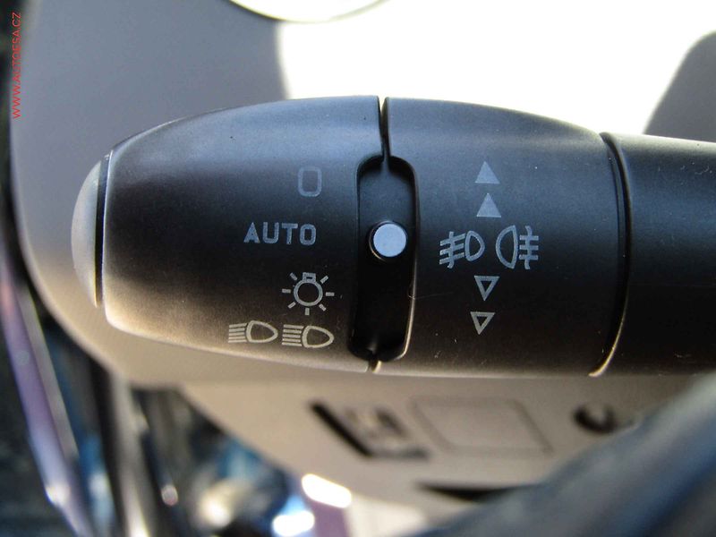 Peugeot 308 (2010) 1.6HDi, ČR, Premium - fotka 12 z 16